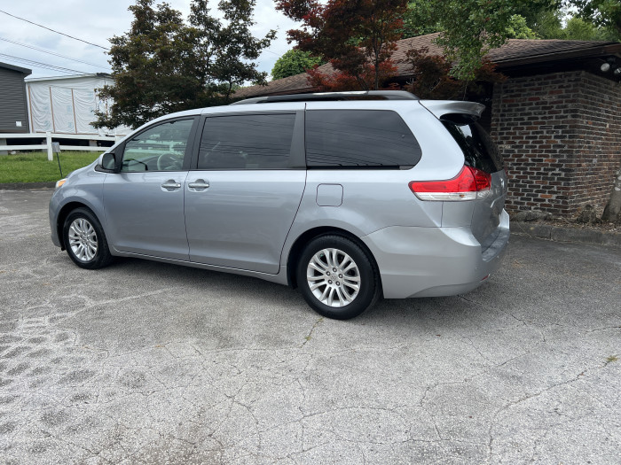 2013 Toyota Sienna XLE 2
