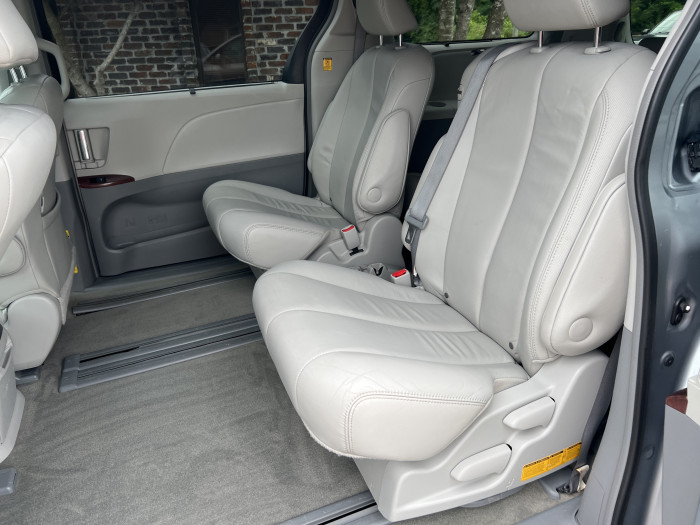 2013 Toyota Sienna XLE 9