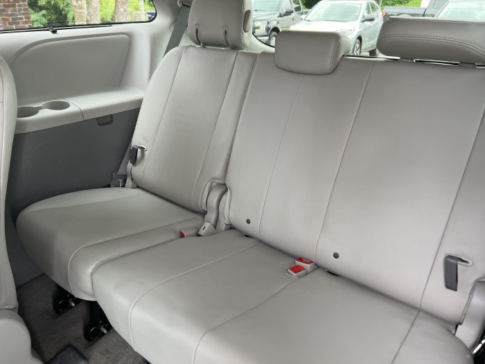 2013 Toyota Sienna XLE 10