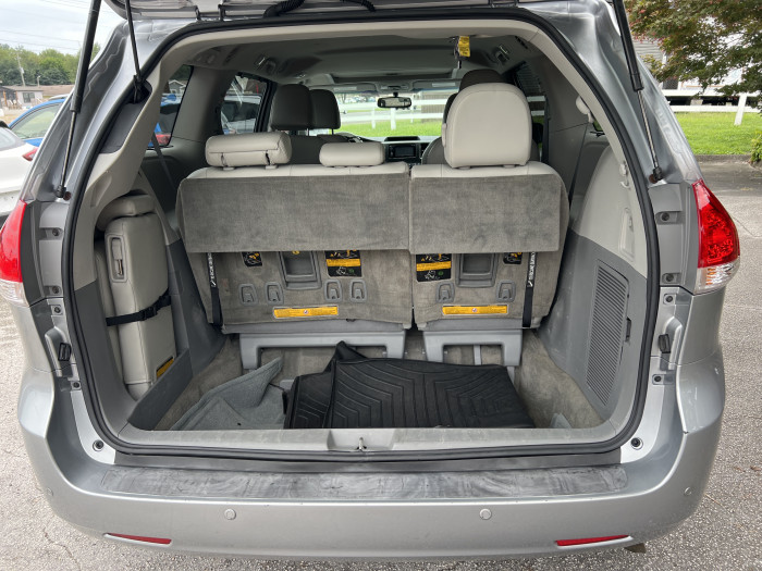 2013 Toyota Sienna XLE 11