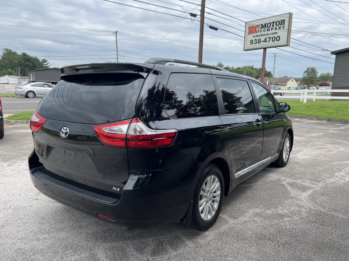 2017 Toyota Sienna XLE 4