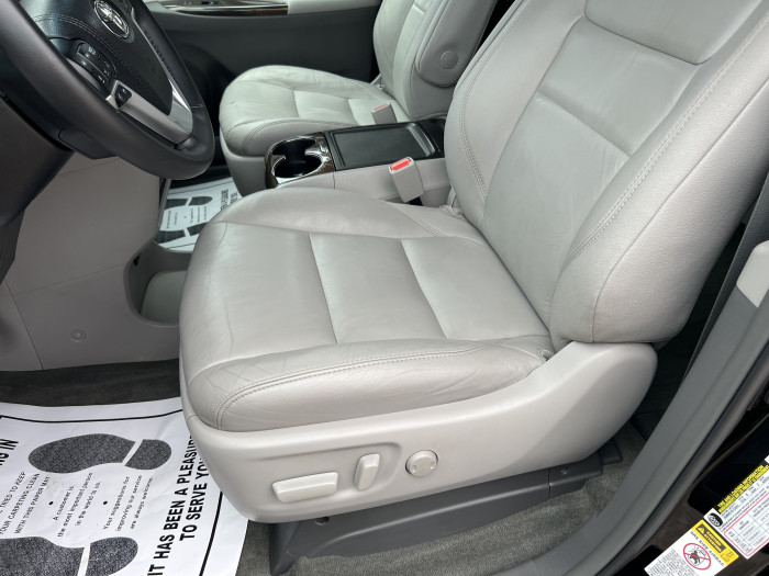2017 Toyota Sienna XLE 8