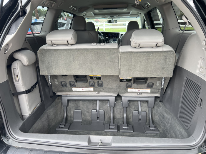 2017 Toyota Sienna XLE 12