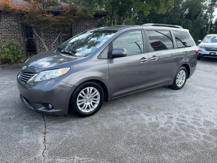 2016 Toyota Sienna XLE 1
