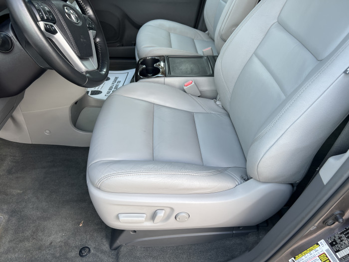 2016 Toyota Sienna XLE 8