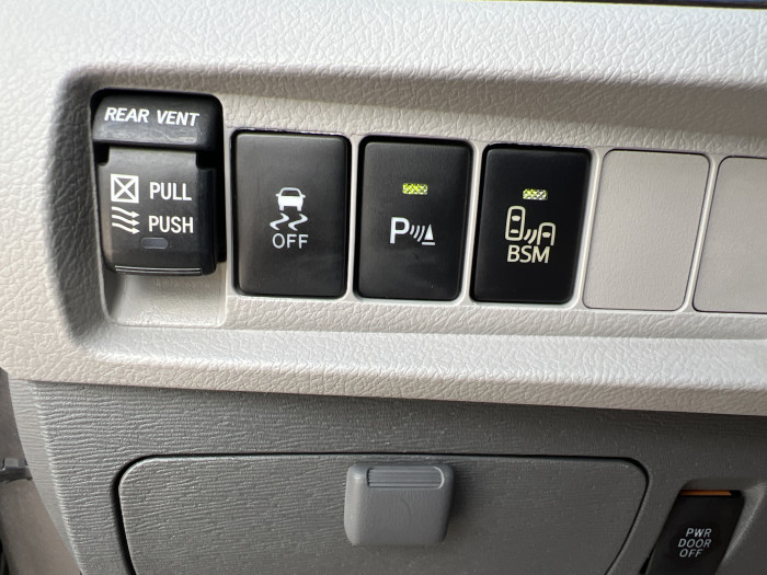 2016 Toyota Sienna XLE 27