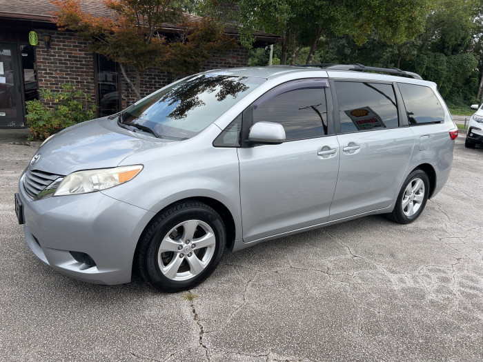 2015 Toyota Sienna LE 1