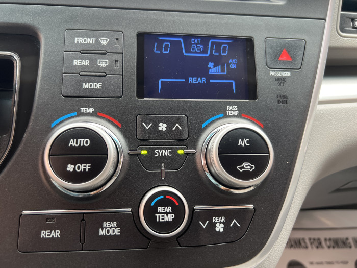 2015 Toyota Sienna LE 14