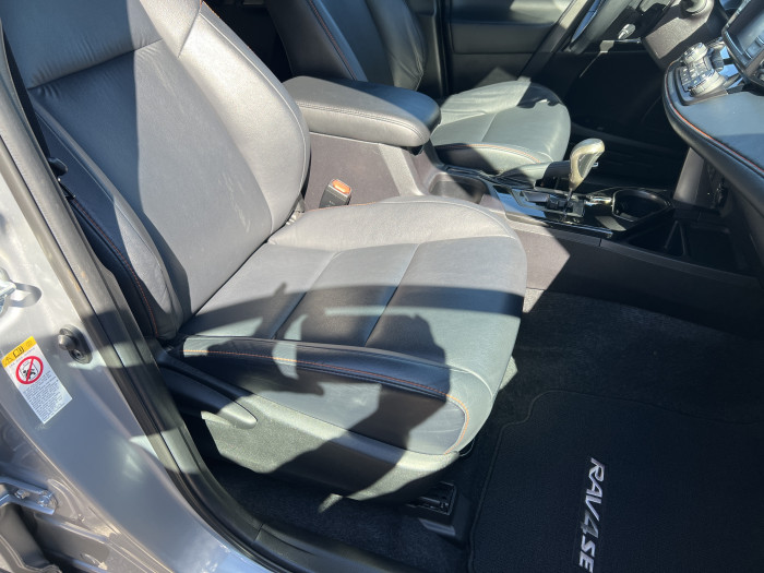 2018 Toyota RAV4 SE 14