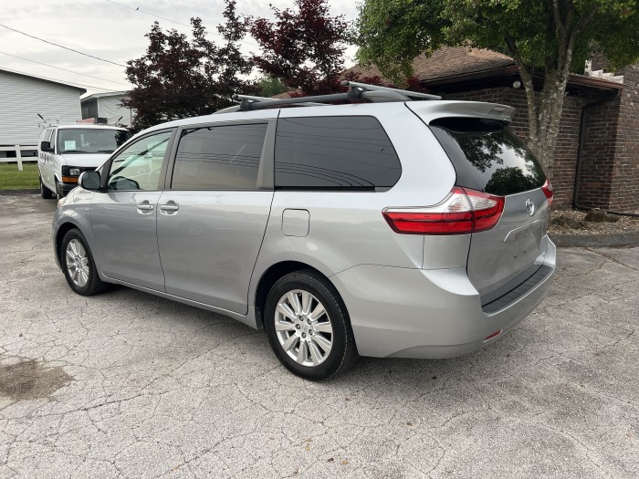2017 Toyota Sienna AWD 2
